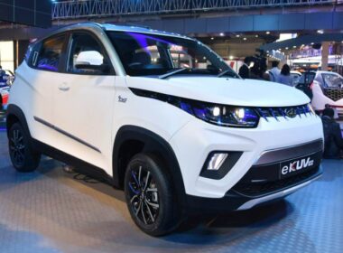 Mahindra eKUV front