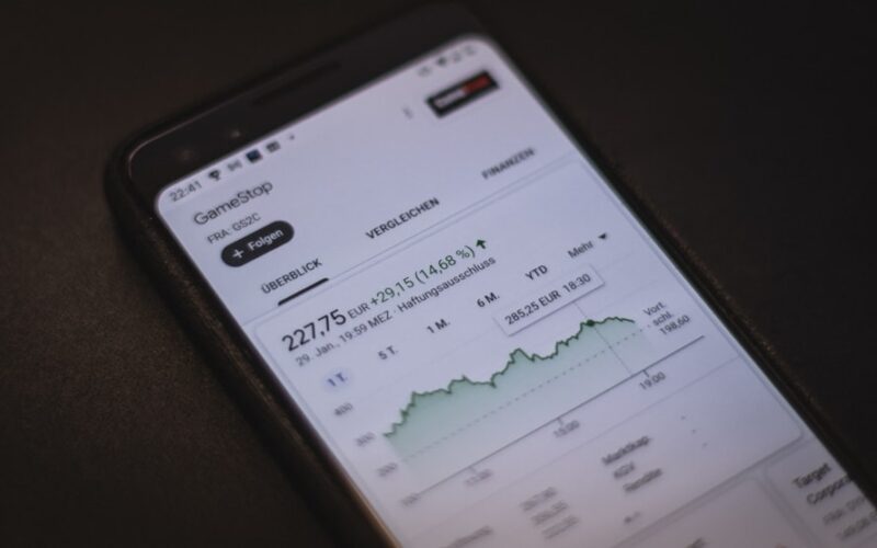 white samsung android smartphone turned on displaying google search