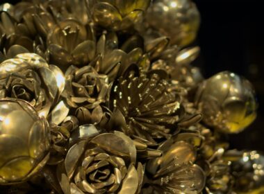 a close up of a bunch of metal flowers