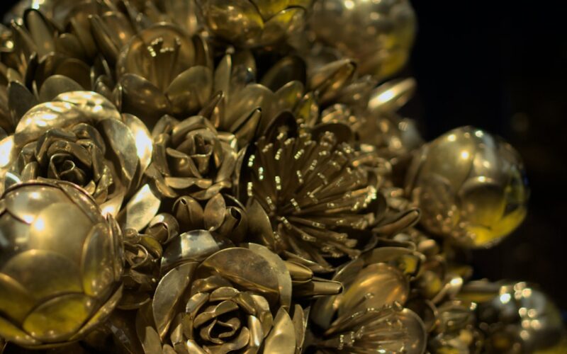a close up of a bunch of metal flowers